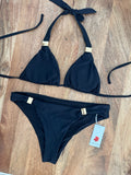 Bikini clasp dorados en negro