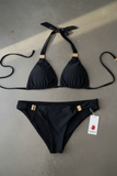 Bikini clasp dorados en negro