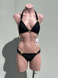 Bikini clasp dorados en negro