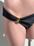 Bikini clasp dorados en negro