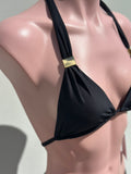 Bikini clasp dorados en negro