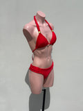 Bikini clasp dorados en rojo