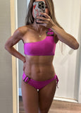 Bikini asimétrico rose berry con hebilla tortoise